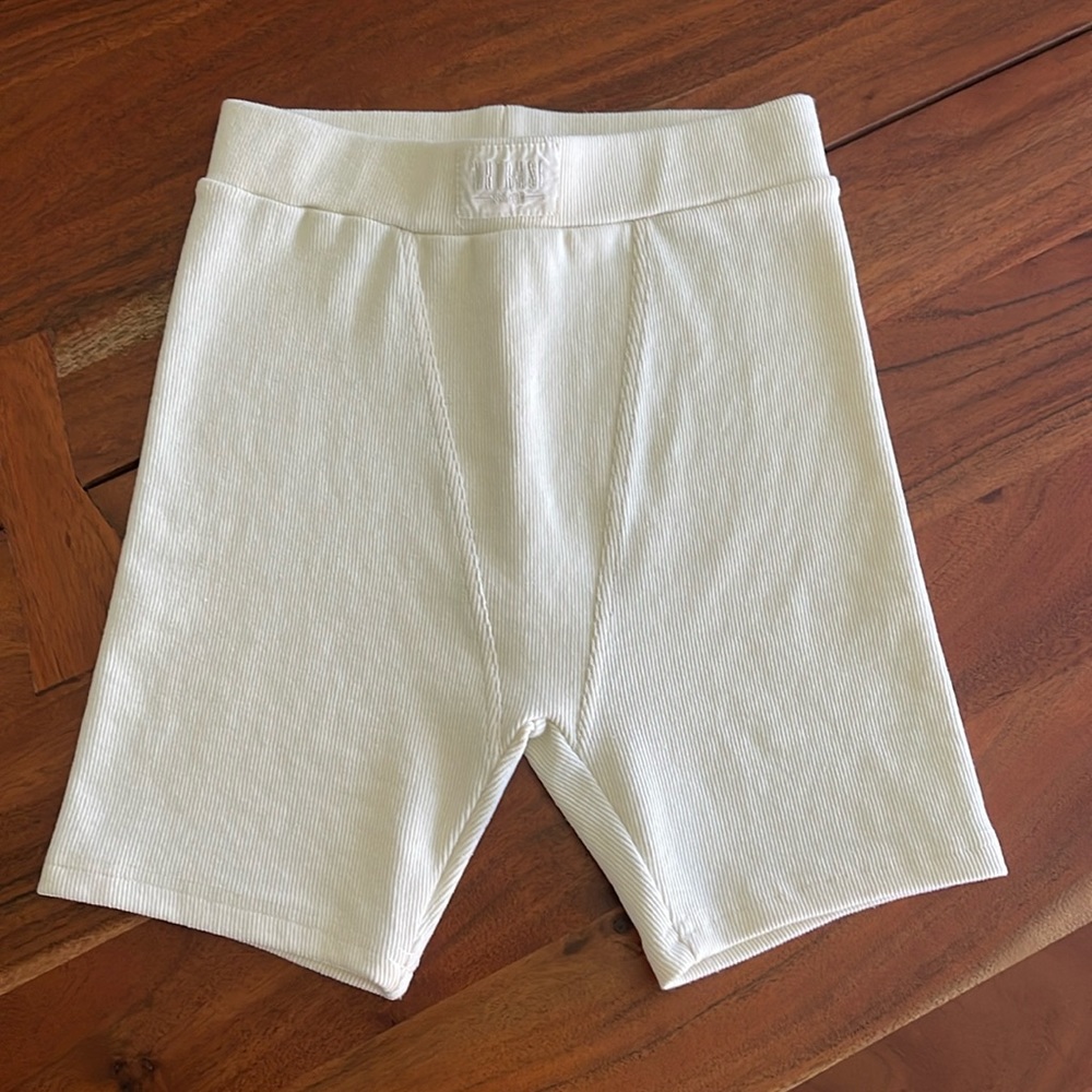 WNTRMSE (Winter Muse) LNGE Rib Short. Vanilla. Size XS.